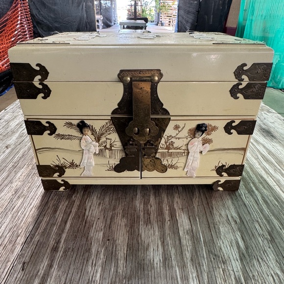 Vintage Jewelery Box - Picture 12 of 14